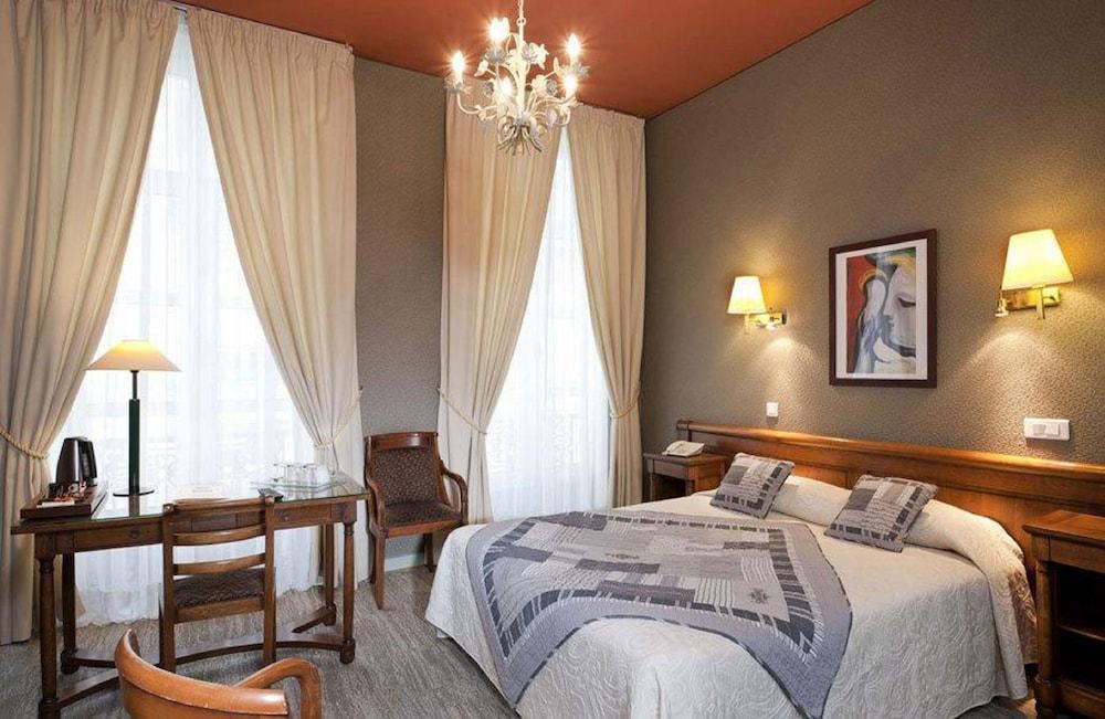 Du Palais Bourbon Hotel