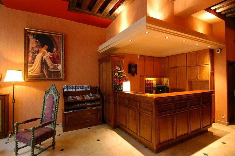 Du Palais Bourbon 3*