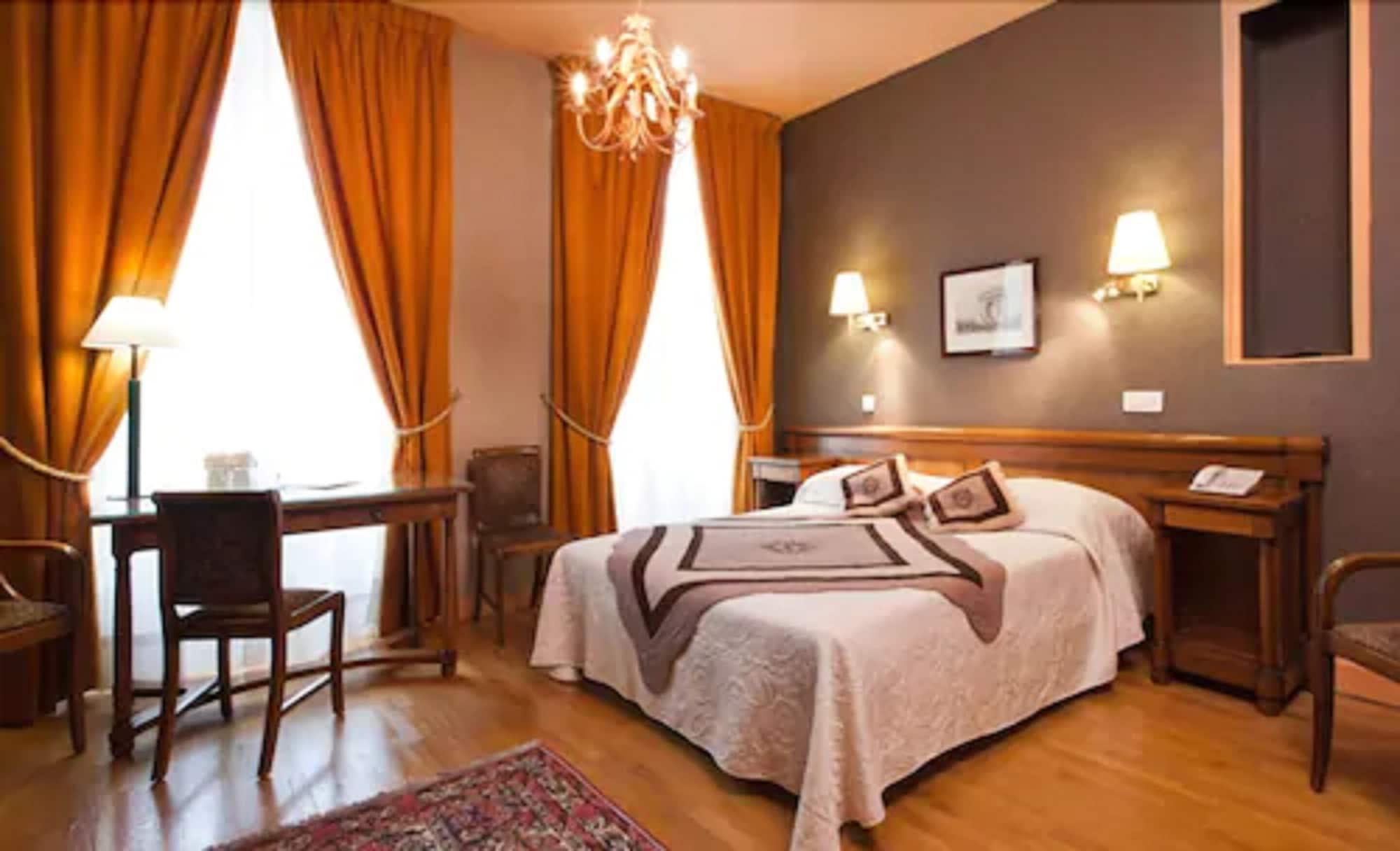 Du Palais Bourbon 3*